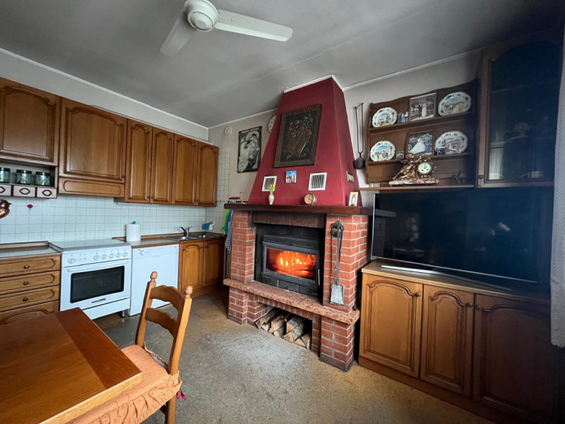 COMPOSIZIONE:
Proponiamo in vendita casa singola con garage e magazzino di pertinenza. Al primo p...