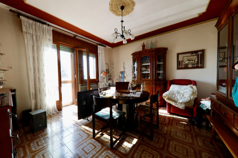 COMPOSIZIONE:
Proponiamo in vendita casa singola con garage e magazzino di pertinenza. Al primo p...