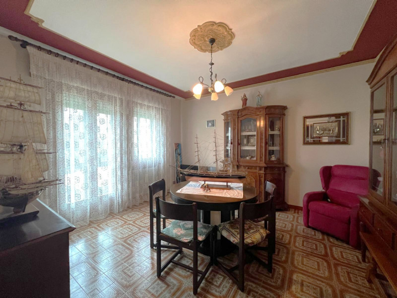 COMPOSIZIONE:
Proponiamo in vendita casa singola con garage e magazzino di pertinenza. Al primo p...