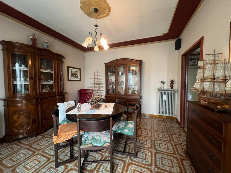 COMPOSIZIONE:
Proponiamo in vendita casa singola con garage e magazzino di pertinenza. Al primo p...