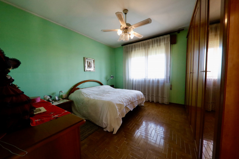 COMPOSIZIONE:
Proponiamo in vendita casa singola con garage e magazzino di pertinenza. Al primo p...