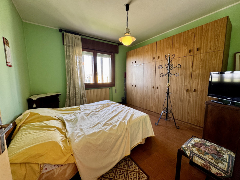 COMPOSIZIONE:
Proponiamo in vendita casa singola con garage e magazzino di pertinenza. Al primo p...