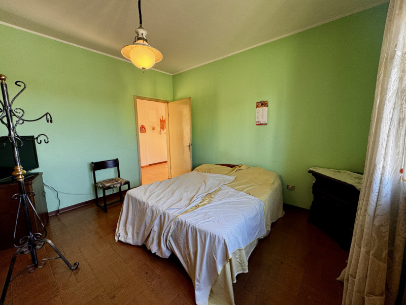 COMPOSIZIONE:
Proponiamo in vendita casa singola con garage e magazzino di pertinenza. Al primo p...