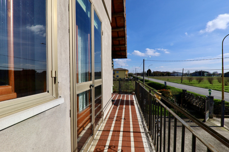 COMPOSIZIONE:
Proponiamo in vendita casa singola con garage e magazzino di pertinenza. Al primo p...