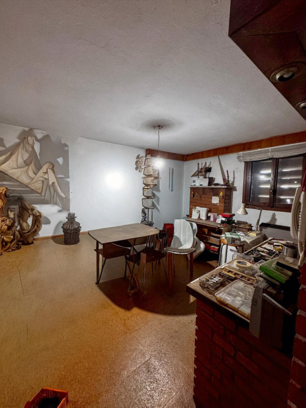 COMPOSIZIONE:
Proponiamo in vendita casa singola con garage e magazzino di pertinenza. Al primo p...