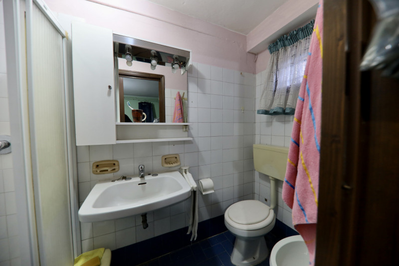 COMPOSIZIONE:
Proponiamo in vendita casa singola con garage e magazzino di pertinenza. Al primo p...