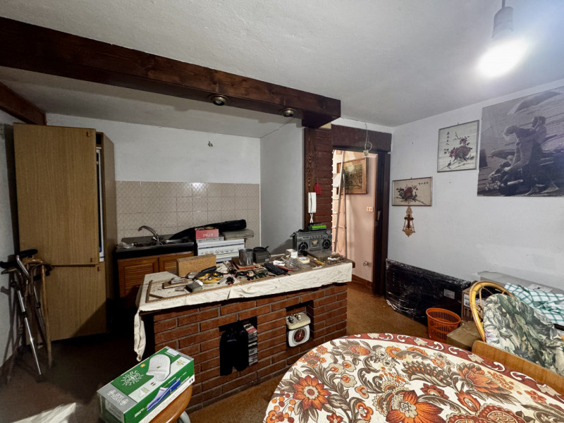 COMPOSIZIONE:
Proponiamo in vendita casa singola con garage e magazzino di pertinenza. Al primo p...