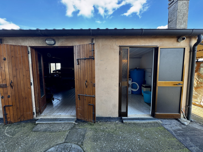 COMPOSIZIONE:
Proponiamo in vendita casa singola con garage e magazzino di pertinenza. Al primo p...