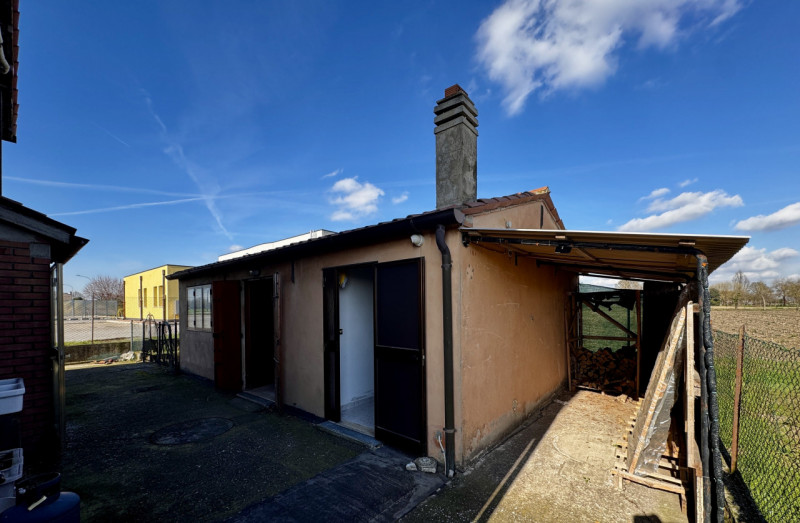 COMPOSIZIONE:
Proponiamo in vendita casa singola con garage e magazzino di pertinenza. Al primo p...