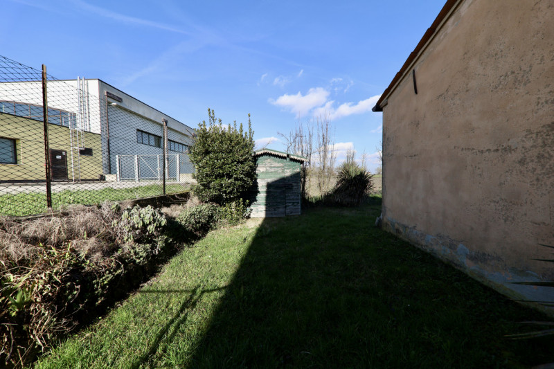 COMPOSIZIONE:
Proponiamo in vendita casa singola con garage e magazzino di pertinenza. Al primo p...