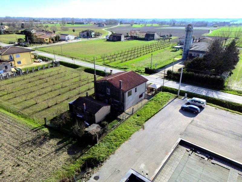 COMPOSIZIONE:
Proponiamo in vendita casa singola con garage e magazzino di pertinenza. Al primo p...