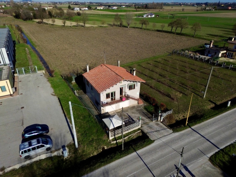 COMPOSIZIONE:
Proponiamo in vendita casa singola con garage e magazzino di pertinenza. Al primo p...