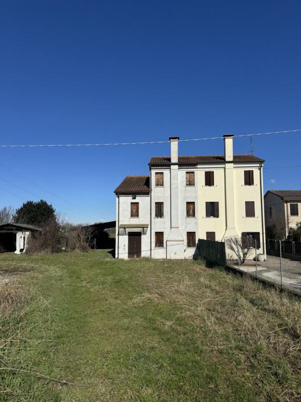 COMPOSIZIONE:
Proponiamo in vendita porzione di bifamiliare attualmente allo stato grezzo. Al pia...