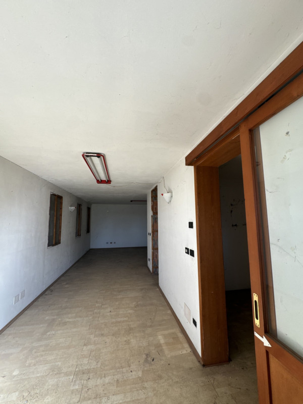 COMPOSIZIONE:
Proponiamo in vendita porzione di bifamiliare attualmente allo stato grezzo. Al pia...