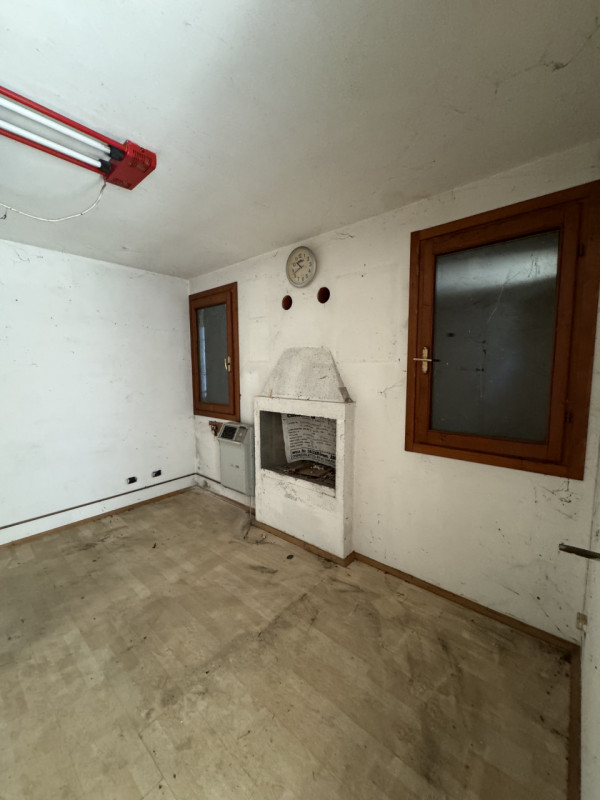 COMPOSIZIONE:
Proponiamo in vendita porzione di bifamiliare attualmente allo stato grezzo. Al pia...