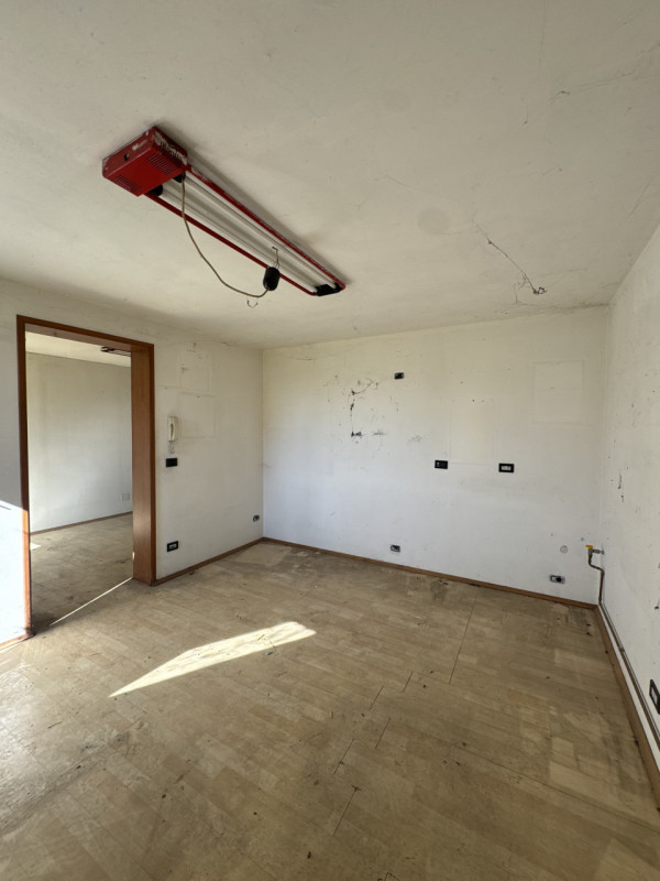 COMPOSIZIONE:
Proponiamo in vendita porzione di bifamiliare attualmente allo stato grezzo. Al pia...