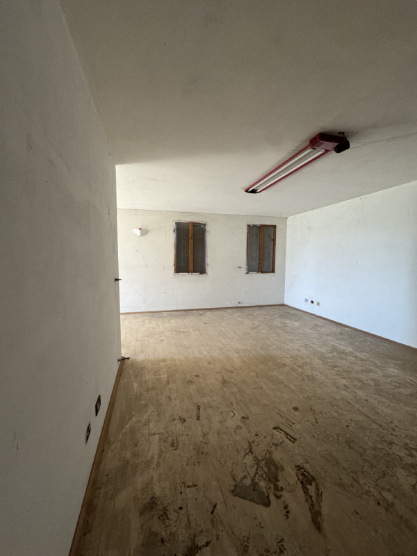 COMPOSIZIONE:
Proponiamo in vendita porzione di bifamiliare attualmente allo stato grezzo. Al pia...