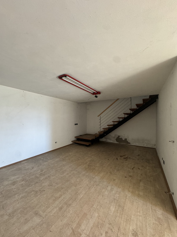 COMPOSIZIONE:
Proponiamo in vendita porzione di bifamiliare attualmente allo stato grezzo. Al pia...