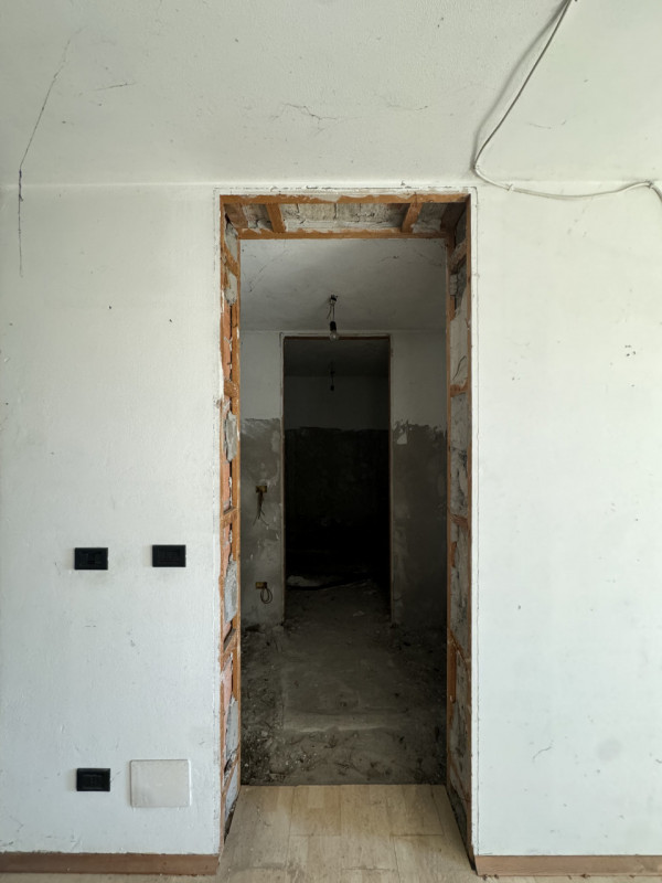 COMPOSIZIONE:
Proponiamo in vendita porzione di bifamiliare attualmente allo stato grezzo. Al pia...