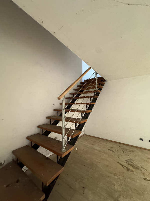 COMPOSIZIONE:
Proponiamo in vendita porzione di bifamiliare attualmente allo stato grezzo. Al pia...