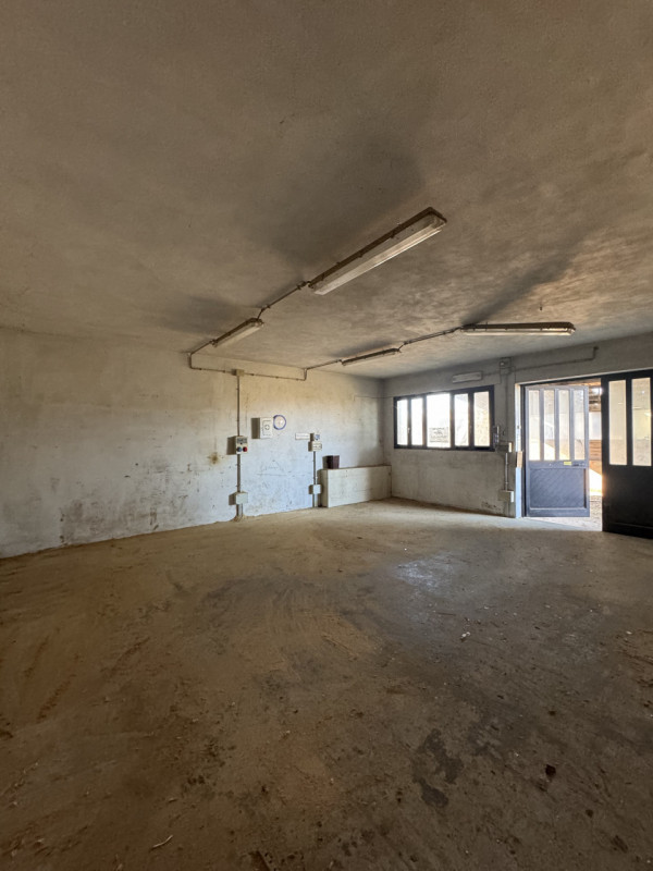 COMPOSIZIONE:
Proponiamo in vendita porzione di bifamiliare attualmente allo stato grezzo. Al pia...