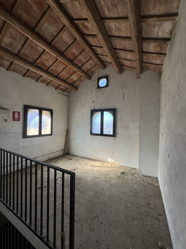 COMPOSIZIONE:
Proponiamo in vendita porzione di bifamiliare attualmente allo stato grezzo. Al pia...