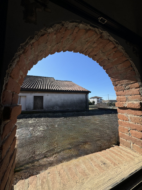 COMPOSIZIONE:
Proponiamo in vendita porzione di bifamiliare attualmente allo stato grezzo. Al pia...