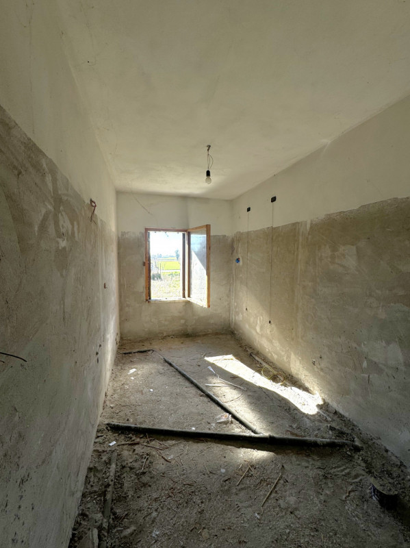 COMPOSIZIONE:
Proponiamo in vendita porzione di bifamiliare attualmente allo stato grezzo. Al pia...