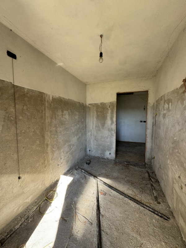 COMPOSIZIONE:
Proponiamo in vendita porzione di bifamiliare attualmente allo stato grezzo. Al pia...