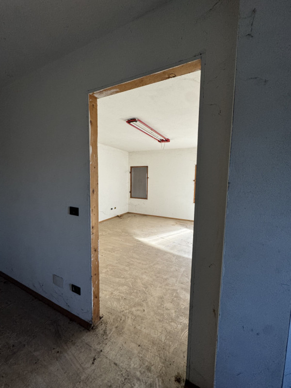 COMPOSIZIONE:
Proponiamo in vendita porzione di bifamiliare attualmente allo stato grezzo. Al pia...