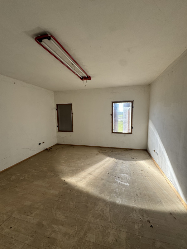 COMPOSIZIONE:
Proponiamo in vendita porzione di bifamiliare attualmente allo stato grezzo. Al pia...