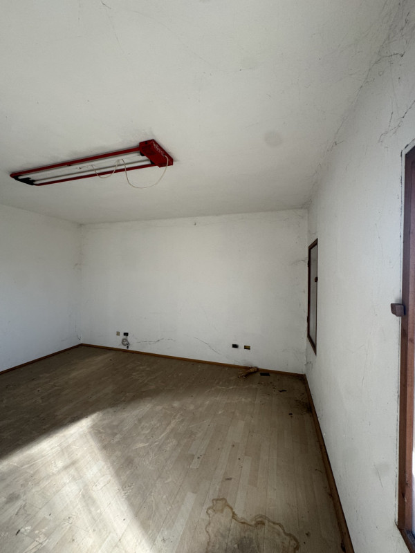 COMPOSIZIONE:
Proponiamo in vendita porzione di bifamiliare attualmente allo stato grezzo. Al pia...