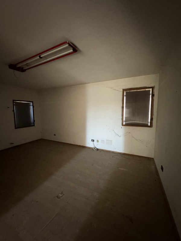 COMPOSIZIONE:
Proponiamo in vendita porzione di bifamiliare attualmente allo stato grezzo. Al pia...