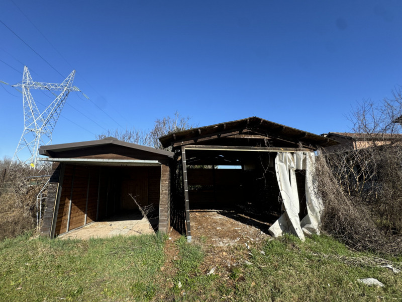 COMPOSIZIONE:
Proponiamo in vendita porzione di bifamiliare attualmente allo stato grezzo. Al pia...