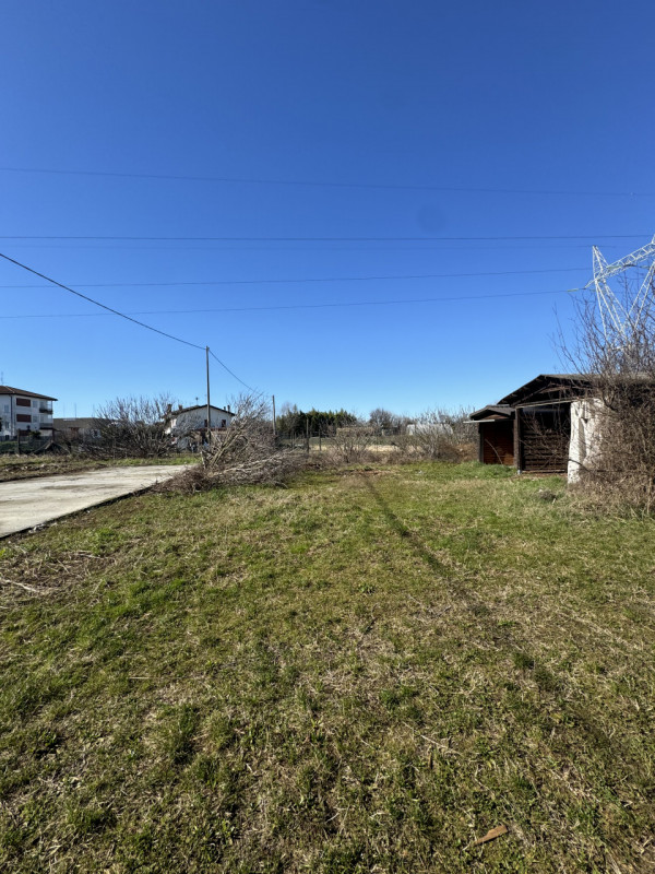 COMPOSIZIONE:
Proponiamo in vendita porzione di bifamiliare attualmente allo stato grezzo. Al pia...