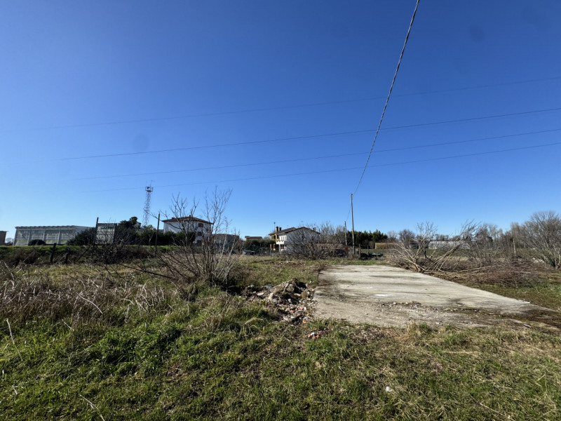 COMPOSIZIONE:
Proponiamo in vendita porzione di bifamiliare attualmente allo stato grezzo. Al pia...