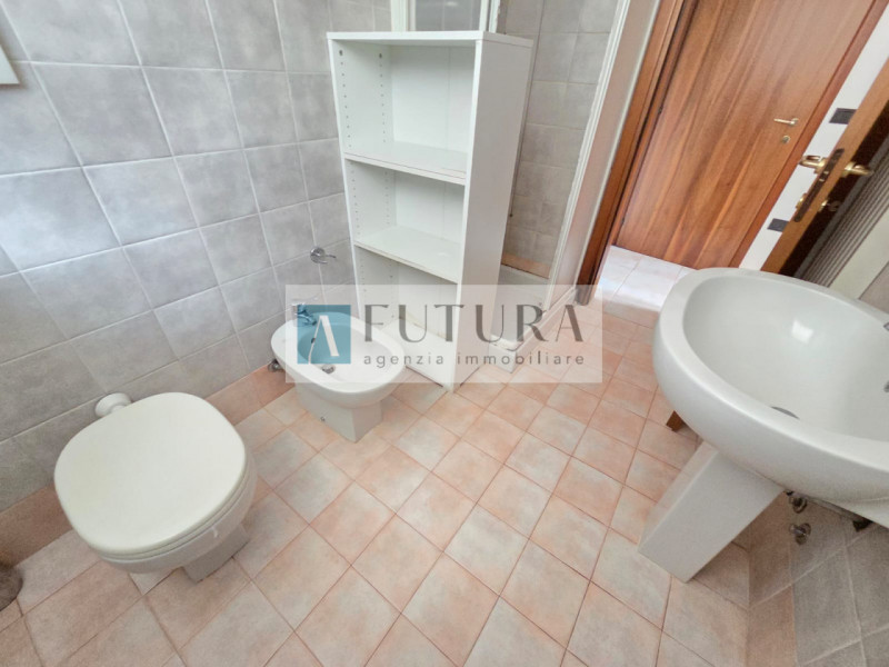 In contesto servito da ascensore, proponiamo appartamento appartamento situato al secondo piano, ...