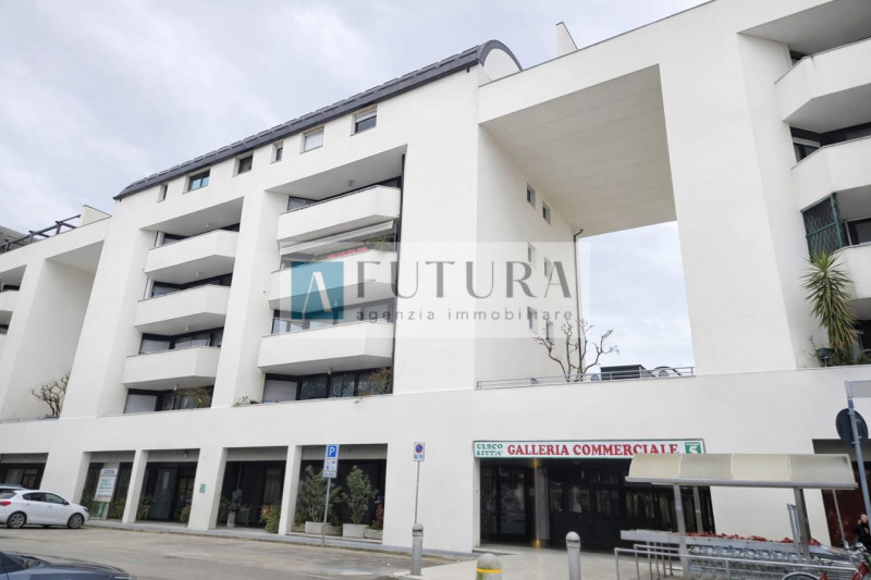 In contesto servito da ascensore, proponiamo appartamento appartamento situato al secondo piano, ...