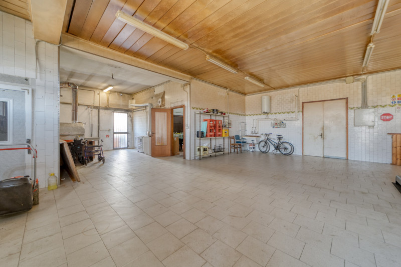 A Caselle di Selvazzano Dentro proponiamo in vendita una rara opportunità: una casa singola terra...