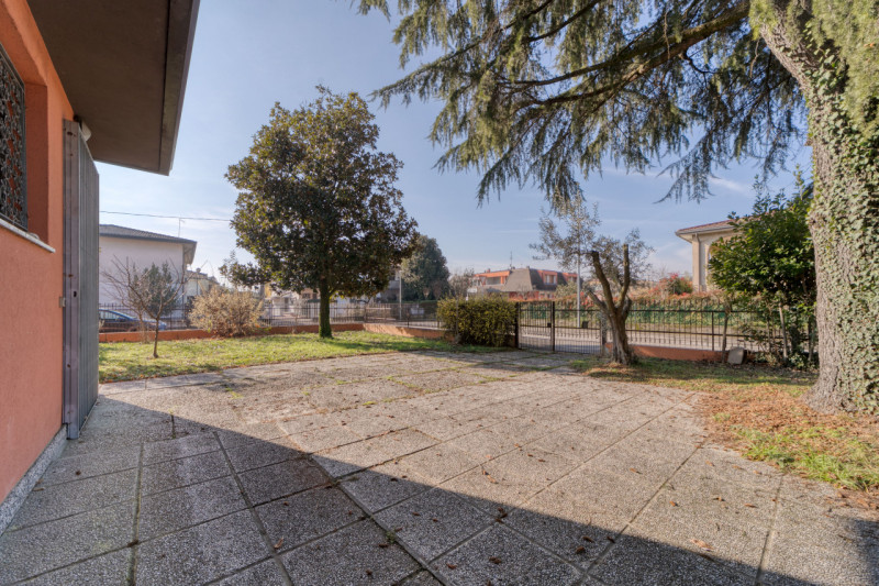 A Caselle di Selvazzano Dentro proponiamo in vendita una rara opportunità: una casa singola terra...