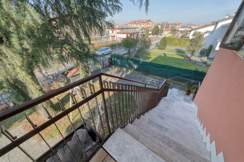 A Caselle di Selvazzano Dentro proponiamo in vendita una rara opportunità: una casa singola terra...