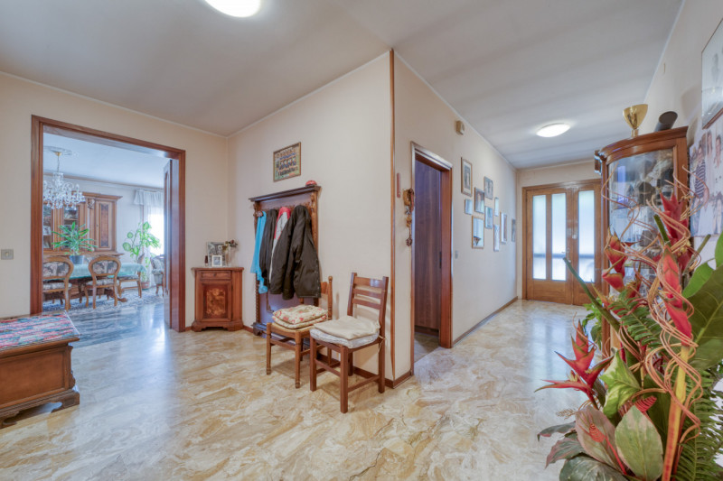 A Caselle di Selvazzano Dentro proponiamo in vendita una rara opportunità: una casa singola terra...