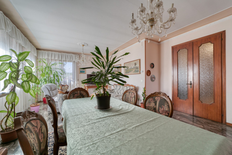 A Caselle di Selvazzano Dentro proponiamo in vendita una rara opportunità: una casa singola terra...