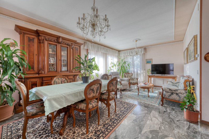 A Caselle di Selvazzano Dentro proponiamo in vendita una rara opportunità: una casa singola terra...