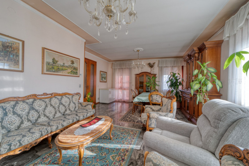 A Caselle di Selvazzano Dentro proponiamo in vendita una rara opportunità: una casa singola terra...