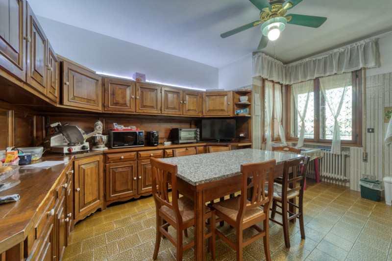 A Caselle di Selvazzano Dentro proponiamo in vendita una rara opportunità: una casa singola terra...