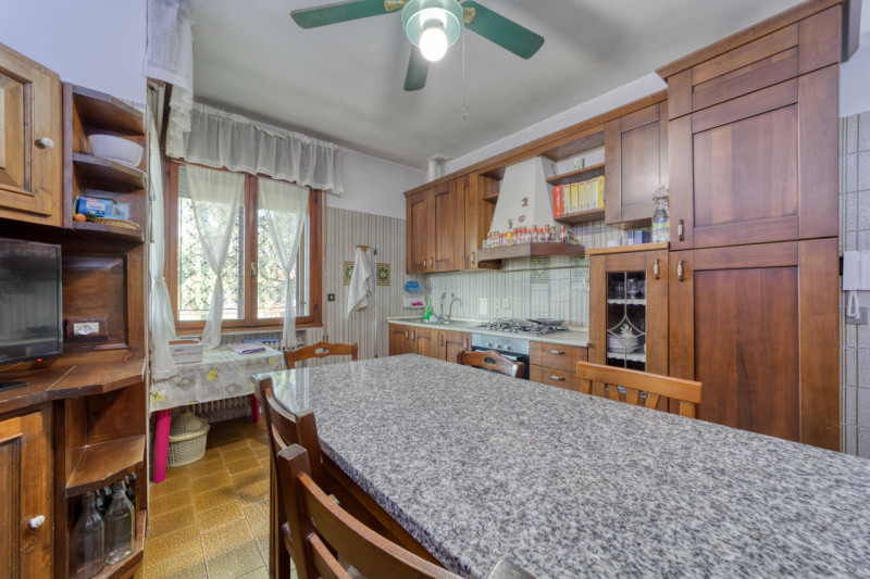 A Caselle di Selvazzano Dentro proponiamo in vendita una rara opportunità: una casa singola terra...