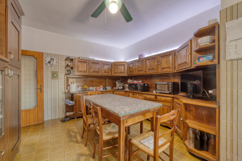 A Caselle di Selvazzano Dentro proponiamo in vendita una rara opportunità: una casa singola terra...