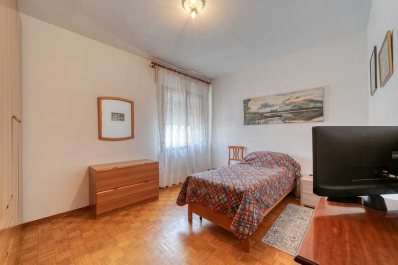 A Caselle di Selvazzano Dentro proponiamo in vendita una rara opportunità: una casa singola terra...