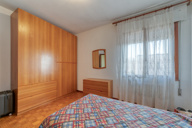 A Caselle di Selvazzano Dentro proponiamo in vendita una rara opportunità: una casa singola terra...